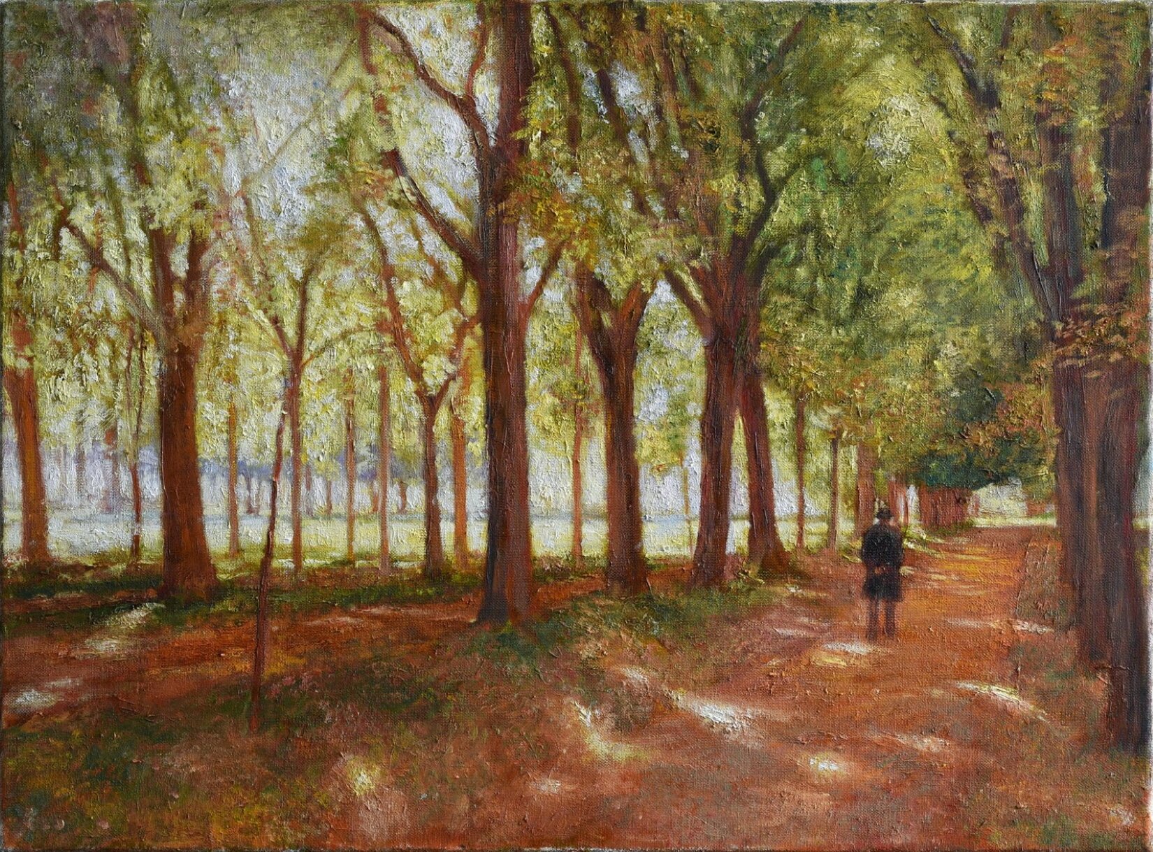 Obraz Aleksandra Gierymskiego, pod tytułem: „W alei”. Obraz przedstawia aleję w parku. Po jej prawej oraz lewej stronie znajdują się drzewa. Na środku alei stoi mężczyzna, ubrany w ciemny płaszcz oraz czarny kapelusz. Postać stoi tyłem do widza.  Jego dłonie są złączone, zaplecione na wysokości pasa. Kompozycja barwna obrazu jest ciepła, a dominujące kolory to brąz oraz czerwień. 