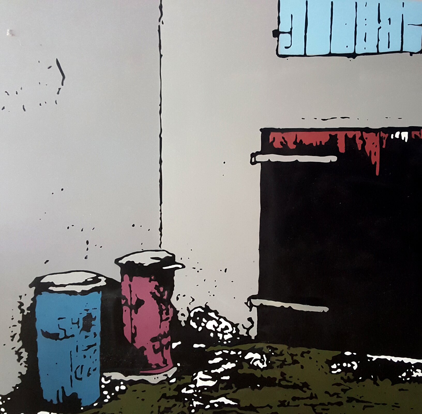 Zdjęcie ukazuje grafikę koszy na śmieci w kolorach niebieskim oraz różowym. W tle ukazane są czarne drzwi oraz szara ściana budynku.