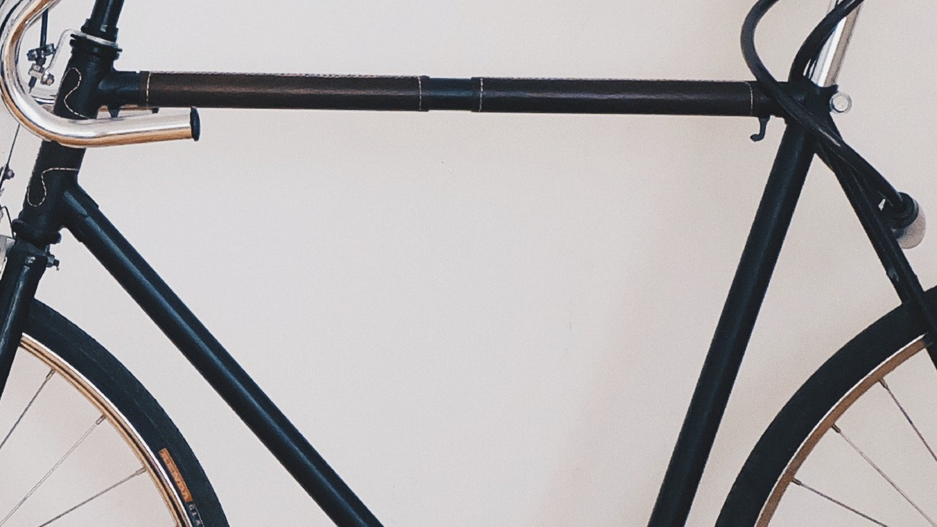 Zdjęcie przedstawia zbliżenie na ramę roweru.