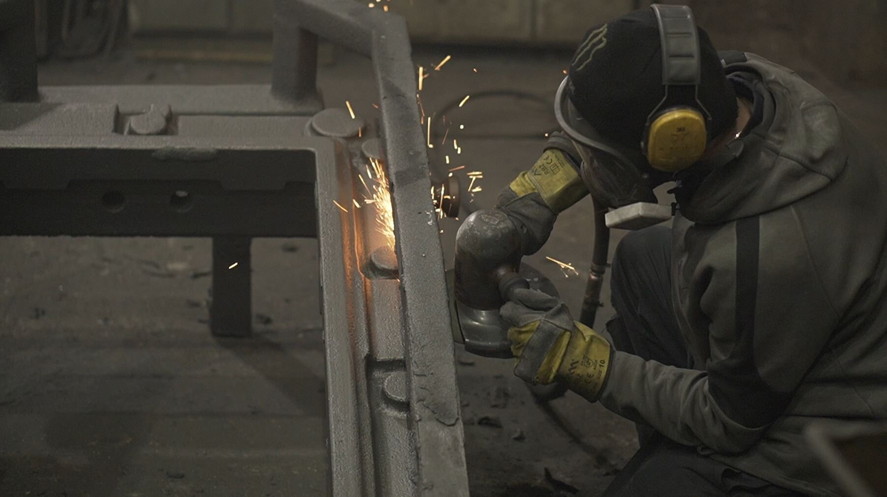 Obcinanie układu wlewowego za pomocą piły tarczowej