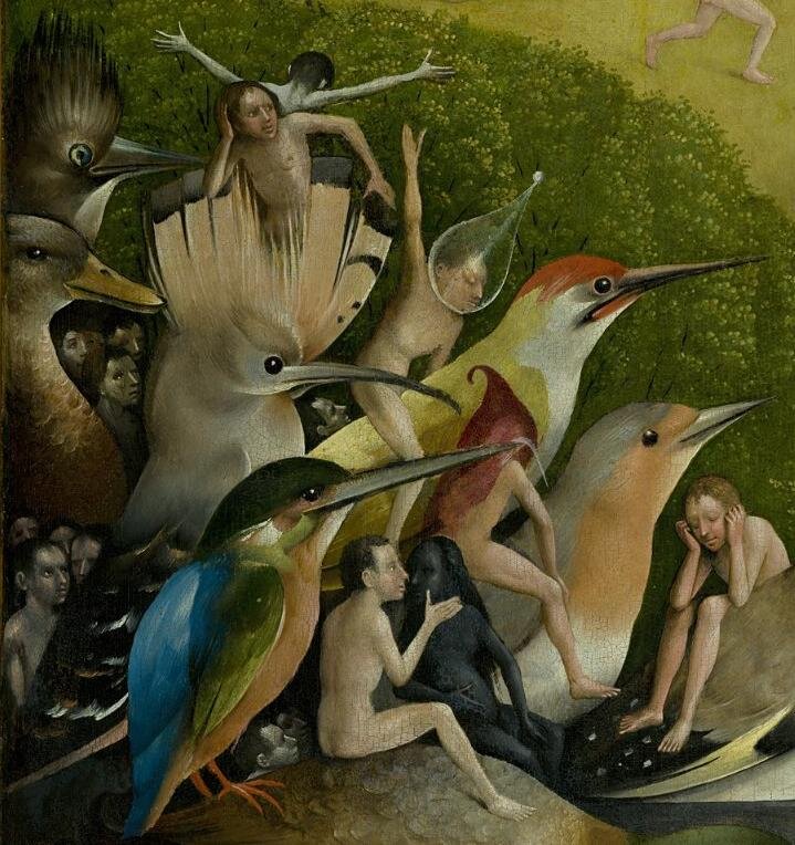 Fragment surrealistycznego malowidła ukazujący nagie postacie ludzkie w fantastycznym pejzażu, otoczone dużymi, kolorowymi ptakami. Kompozycja oddaje atmosferę snu lub wizji, a gesty postaci — takie jak przytulanie, szept czy zatykanie uszu — sugerują emocjonalne napięcie i symboliczne znaczenia.