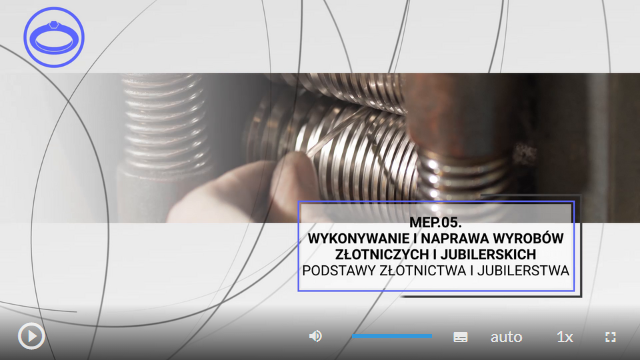 Zdjęcie przedstawia wygląd ekranu odtwarzania filmu. W jego dolnej części znajdują się ikony z różnymi opcjami. W dolnym lewym rogu widać ikonę trójkąta w kółku. Jest to ikona włączania odtwarzania filmu. Kolejna ikona znajduje się dopiero w połowie ekranu dolnego paska. Jest to ikona megafonu. Obok niej widać niebieski pasek, który oznacza poziom głośności. Obok znajduje się ikona człowieka, od którego głowy odchodzą dwie fale. Umożliwia ona włączanie alternatywnej ścieżki dźwiękowej. Dalej znajduje się mały biały prostokąt z czarnymi paskami w jego dolnej części. Pozwala ona na włączenie napisów. Kolejna ikona to napis auto, która umożliwia wybranie jakości filmu. Obok niej widać ikonę jedynki z iksem. Po kliknięciu na nią można wybrać szybkość odtwarzania filmu. Ostatnia ikona to kreski tworzące kwadrat. Kreski te tworzą jedynie krawędzie kwadratu. Jest to opcja włączania trybu pełnoekranowego.