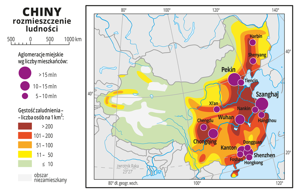 Mapa Chin, na której zaznaczona jest gęstość zaludnienia. Jest ona największa na wschodnim wybrzeżu Chin (powyżej 200 osób na kilometr kwadratowy) i w miastach takich jak: Pekin (powyżej 15 milionów mieszkańców), Szanghaj (powyżej 15 milionów mieszkańców)m Chongqang (pomiędzy 10 a 15 milionami mieszkańców), Wuhan (pomiędzy 10 a 15 milionami mieszkańców), Kanton (pomiędzy 10 a 15 milionami mieszkańców), Shenzhen (pomiędzy 10 a 15 milionami mieszkańców), Harabin, Shenyang, Tiencin, Xi’an, Nankin, Hangzhou, Chengdu, Dongguan, Foshan, Honkong (pomiędzy 5 a 10 milionów mieszkańców). Środkowa i zachodnia część Chin ma bardzo niską gęstość zaludnienia, nawet poniżej 10 osób na jeden kilometr kwadratowy. Przy zachodniej granicy Chin wyspowo występują tylko niewielkie obszary z zaludnieniem na poziomie 11‑50 osób na kilometr kwadratowy.