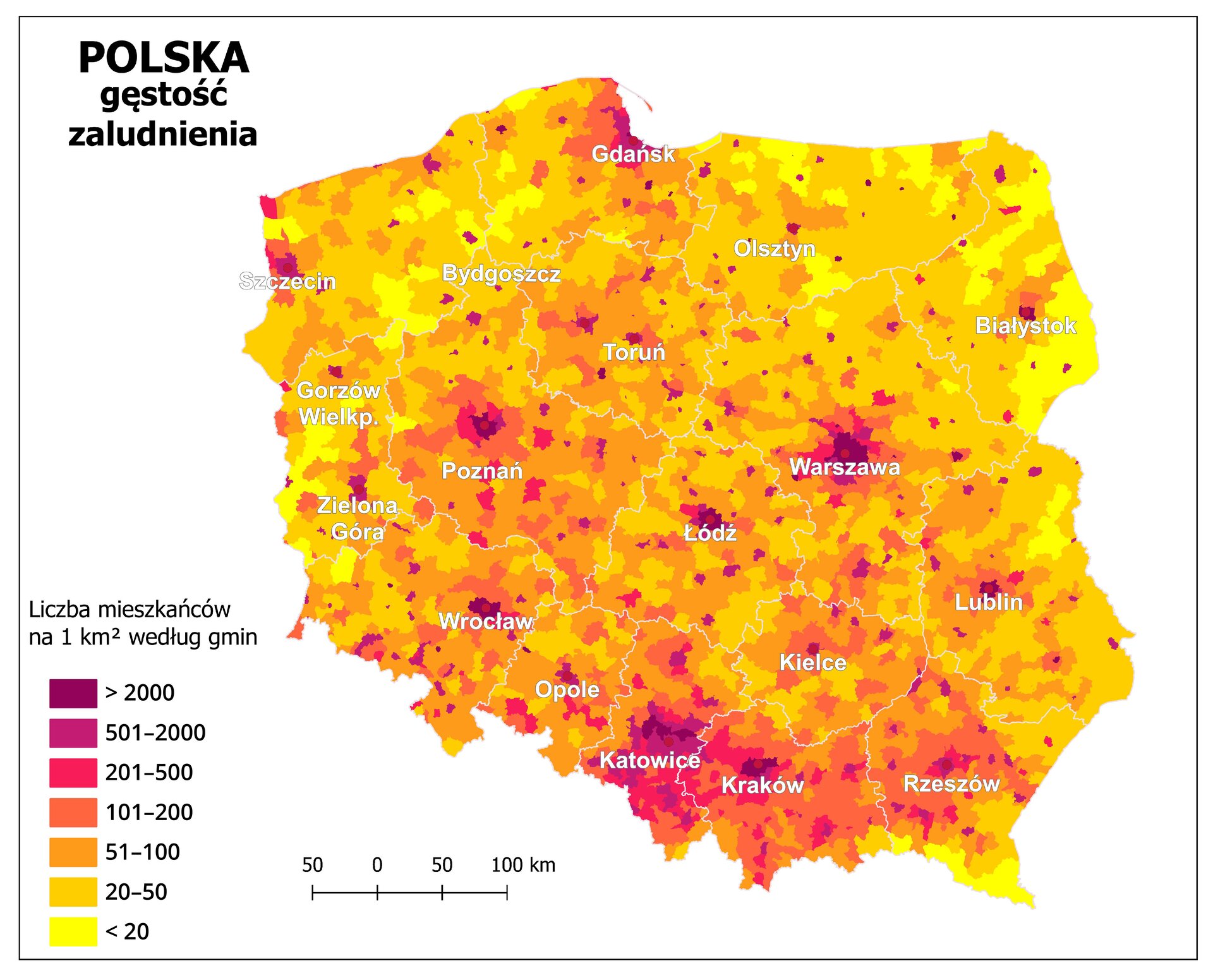 Ilustracja przedstawia mapę Polski z podziałem na województwa i gminy i obrazuje gęstość zaludnienia. Granice województw zaznaczone są białą linią. Białymi kropkami zaznaczono miasta wojewódzkie. Kolorami od żółtego (poniżej dwudziestu) przez pomarańczowy i czerwony do purpurowego (powyżej dwóch tysięcy) oznaczono liczbę mieszkańców na jeden kilometr kwadratowy według gmin. Największa gęstość zaludnienia – ponad dwa tysiące osób na jeden kilometr kwadratowy występuje w większości miast wojewódzkich. Dużą gęstość zaludnienia notuje się w województwach centralnych i południowych, najmniejszą – w północno‑wschodnich, południowo‑wschodnich i północno‑zachodnich. W obrębie poszczególnych województw występują małe ciemniejsze obszary – gminy z dużą gęstością zaludnienia. Po lewej stronie mapy na dole w legendzie umieszczono wyjaśnienie kolorów użytych na mapie. Mapa pokryta jest równoleżnikami i południkami. Dookoła mapy w białej ramce opisano południki i równoleżniki co jeden stopień.