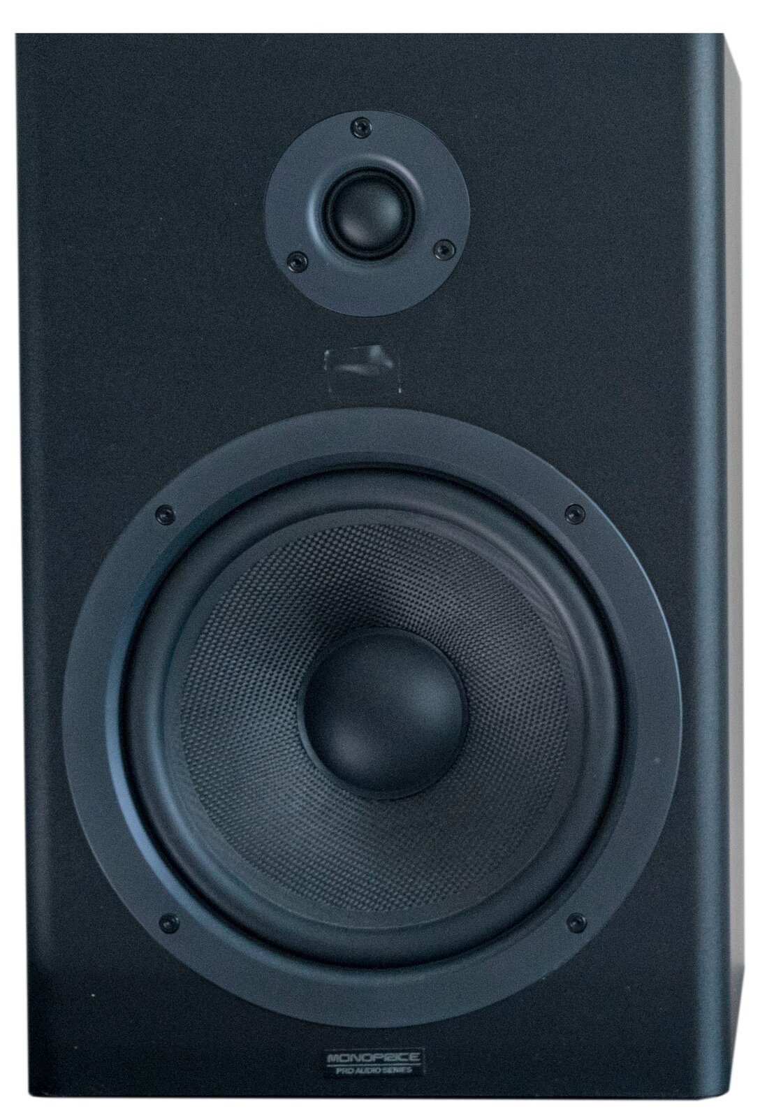 Na zdjęciu przedstawiona jest kolumna monitorowa. Widać czarny prostopadłościan, w którego górnej części widać okrągły, mały element złożony z szarego okręgu i wpisanej w niego czarnej półkuli. Na krawędziach szarego okręgu widoczne są trzy czarne kółka z wpisanym w nie czarnym krzyżykiem – główki śrubek. Poniżej widać okrągłą, dużą, czarną membranę z czarną, gęstą kratownicą, zajmującą trzy czwarte głośnika. Poniżej widać napis z szarych liter – nazwa firmy.