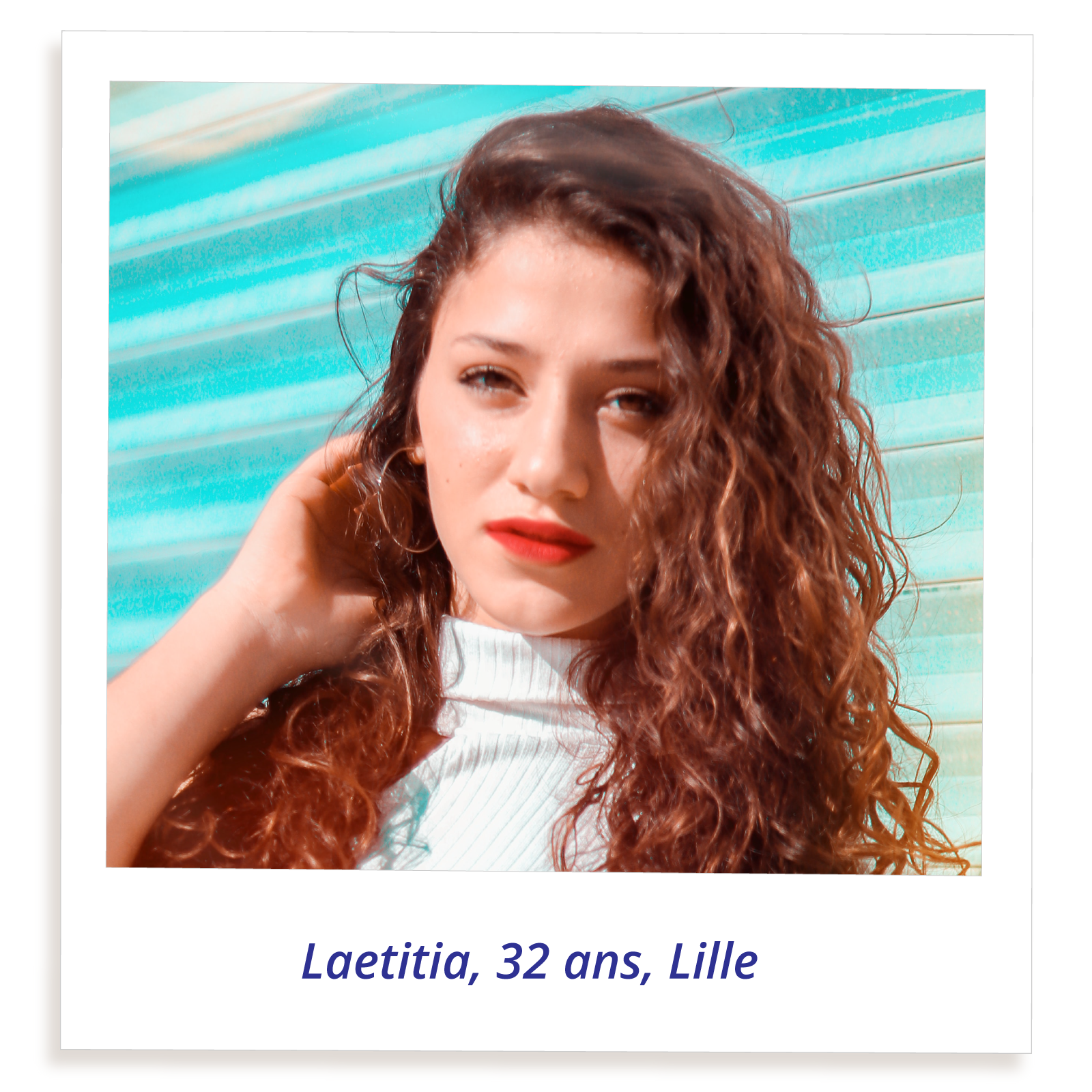 Zdjęcie przedstawia młodą kobietę o długich, kręconych, jasnobrązowych włosach. Kobieta ma brązowe oczy i pomalowane na czerwono usta. Podpis brzmi: Laetitia, 32 ans, Lille. 