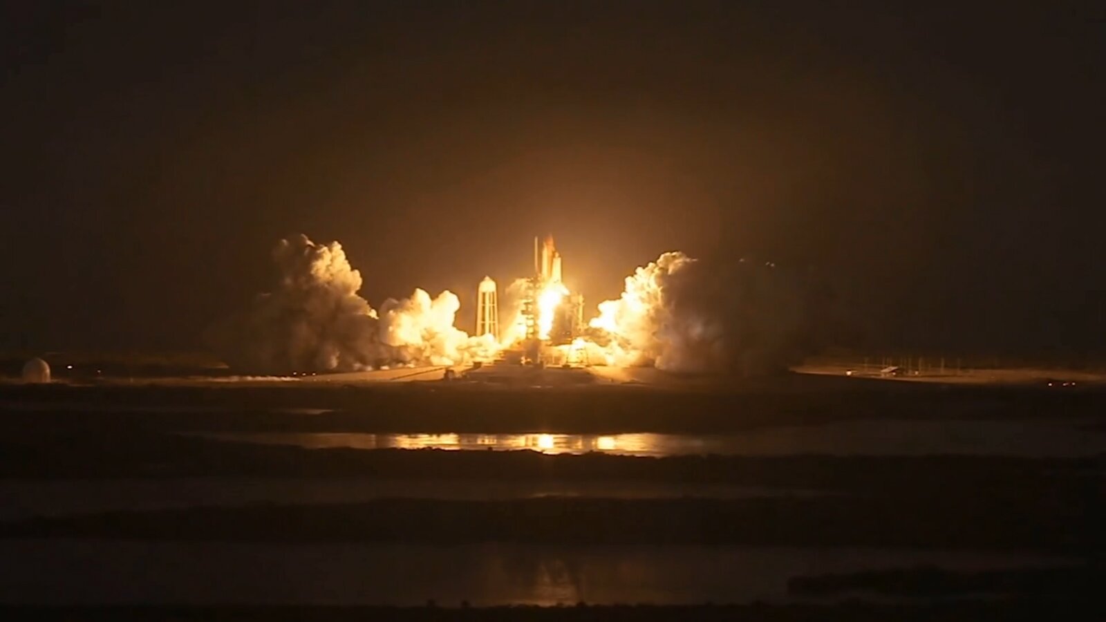 Zdjęcie przedstawia start rakiety kosmicznej.