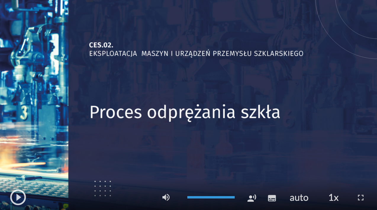 Sekwencje filmowe Przykładowy widok odtwarzacza filmu. Na zrzucie ekranu zdjęcie maszyn w hali wraz z butelkami znajdującymi się na taśmie produkcyjnej. Tytuł filmu: CES 02 Eksploatacja maszyn i urządzeń przemysłu szklarskiego. Proces odprężania szkła. W dolnej części pasek nawigacyjny z opcjami uruchomienia filmu, zmiany głośności, uruchomienia audiodeskrypcji, włączenia napisów, ustawienia jakości odtwarzanego filmu i wyświetlenia na pełnym ekranie.