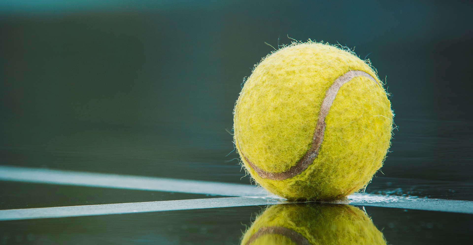 Zdjęcie przedstawia piłkę do gry w tenisa.