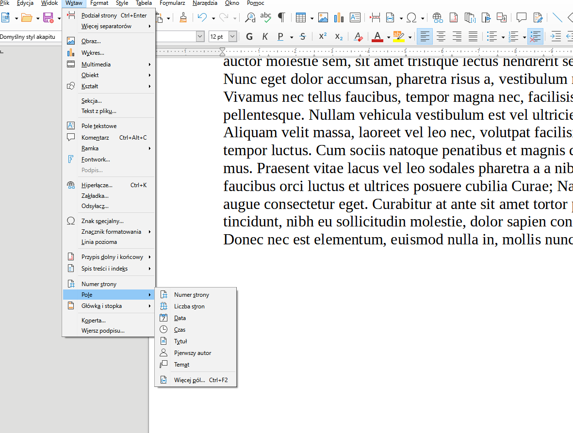 Ilustracja przedstawia fragment dokumentu w programie  LibreOffice Writer . Widoczne są na nim zakładki: Plik, Edycja, Widok, Wstaw, Format, Style, Tabela, Formularz, Narzędzia, Okno, Pomoc, a poniżej w pasku ikonki menu. Zakładka Wstaw jest rozwinięta – przyjmuje postać listy menu z opcjami: Podział strony Ctrl+Enter, Więcej separatorów, Obraz, Wykres, Multimedia, Obiekt, Kształt, Sekcja…, Tekst z pliku…, Pole tekstowe, Komentarz Ctrl+Alt+C, Ramka, Fontwork…, Podpis…, Hiperłącze…, Zakładka…, Odsyłacz…, Znak specjalny…, Znacznik formatowania, Linia pozioma, Przypis dolny i końcowy, Spis treści i indeks, Numer strony, Pole, Główka i stopka, Koperta… i Wiersz podpisu…. Zaznaczona jest opcja Pole, obok rozwinięta jest lista: Numer strony, Liczba stron, Data, Czas, Tytuł, Pierwszy autor, Temat, Więcej pól… Ctrl+F2. 