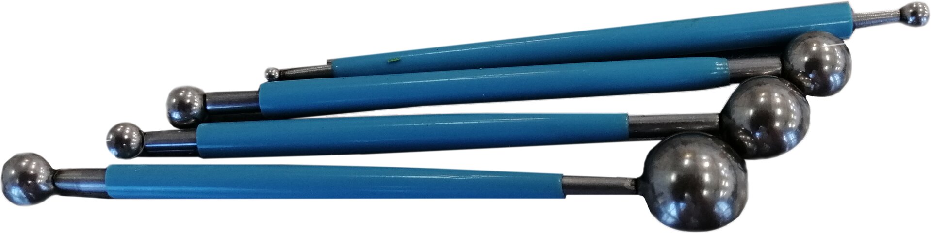 Zdjęcie przedstawia narzędzia kulkowe. Widoczne jest cztery narzędzia kulkowe leżące w poziomie. Każde z narzędzi zbudowane jest z cylindrycznego metalowego korpusu – rękojeści, pokrytego osłoną w kolorze ciemnoniebieskim. Korpus zwęża się na obu końcach. Na końcach narzędzia znajdują się różnego rozmiaru metalowe kule.