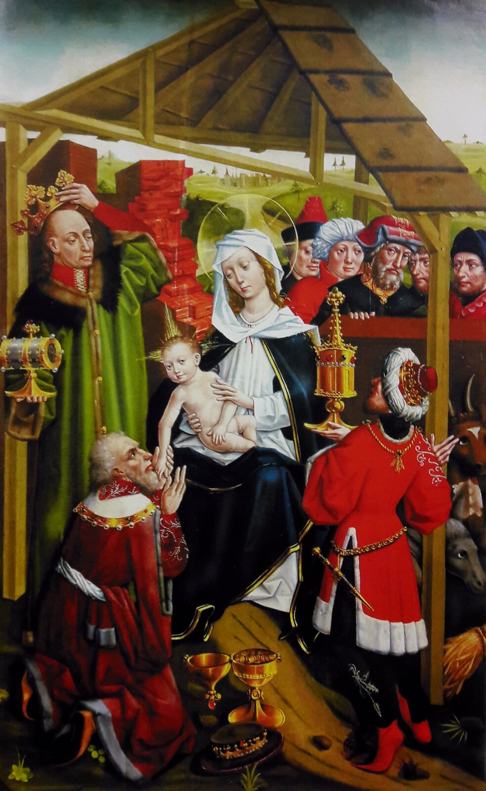 Przedstawia scenę adoracji Dzieciątka przez trzech króli. Grupę centralną stanowi Madonna z Dzieciątkiem na kolanach pod drewnianym zadaszeniem szopy. Maryja, otoczona aureolą, jest ubrana w suknię i płaszcz spięty pod szyją. Na jej głowie jest chusta, której prawy róg rzucony jest niedbale na lewe ramię. Matka ze spokojem trzyma dziecko w dłoniach, ono zaś pochyla się nad klęczącym starcem symbolizującym króla Melchiora. Dzieciątko w nimbie ze świetlistych promieni w geście niezadowolenia mierzwi jego brodę, gdy władca pragnie ucałować dłoń dziecka w hołdzie lennym. U stóp maga są dwa złote kielichy oraz czapka z koroną. Jeden z kielichów wypełniony jest złotymi monetami. Po prawej stronie od Melchiora klęczy król Baltazar trzymając wysoką puszkę z kadzidłem. Ubrany jest w turban, egzotyczny kaftan i obuwie. Do pasa ma przytwierdzony po lewej stronie mały sztylet. Za magiem stoją wół i osioł, a dalej grupa widzów złożona z pięciu postaci w strojach z epoki. Jeden z nich ma wygląd żydowskiego kupca. U góry obrazu nad sceną centralną widoczna jest droga do murów miasta z dwoma odnogami na linii wschód‑zachód. Po lewej stronie obrazu stoi król Kacper o twarzy mającej rysy Władysława II Jagiełły. Ubrany jest w zielony płaszcz i trzyma puszkę z mirrą. Ściąga koronę z głowy, aby ją nałożyć Dzieciątku, którego blask nagle poraził władcę. W tyle za królem Kacprem piętrzą się mury wznoszonej świątyni.
