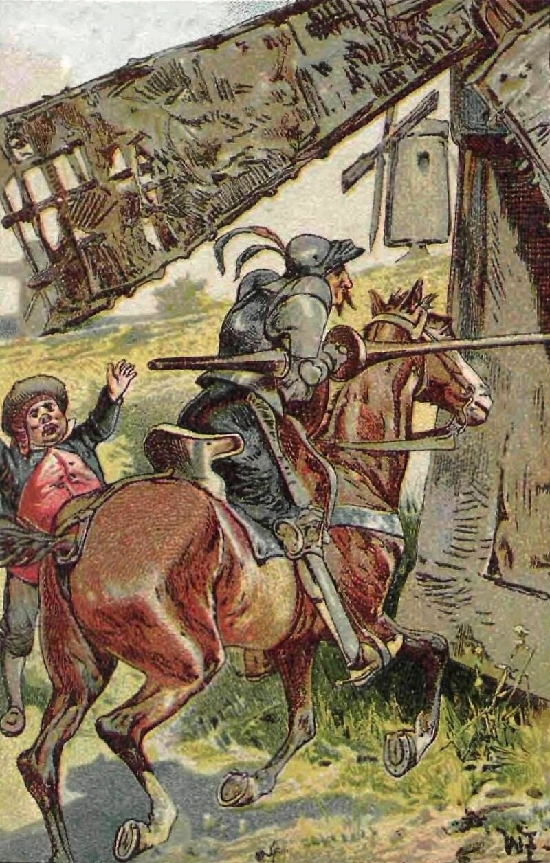 Kliknij, aby powiększyć Na ilustracji został przedstawiony Don Kiszot w zbroi rycerskiej i jedzie na koniu. Na głowie ma hełm z dwoma piórami. W ręku trzyma lancę wymierzoną w kierunku wiatraka. Po lewej stronie stoi Sancho Pansa, pulchny, niski mężczyzna w kapeluszu na głowie. Unosi rękę do góry. Patrzy na jadącego Don Kiszota. W dali po lewej stronie znajduje się wiatrak.