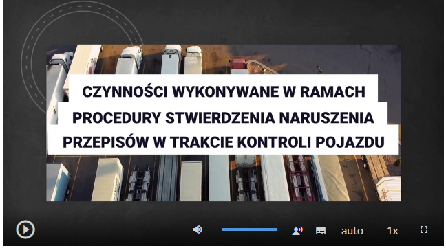 Zrzut ekranu przedstawia klatkę z filmu instruktażowego, na której widoczny jest tytuł Czynności wykonywane w ramach procedury stwierdzenia naruszenia przepisów w trakcie kontroli pojazdu. W tle widać samochody ciężarowe stojące na parkingu. W dolnej części ekranu znajdują się przyciski. Od lewej. Przycisk odtwórz, wstrzymaj. Następnie przycisk włączania i wyłączania dźwięku, pasek głośności, ścieżka alternatywna z audiodeskrypcją, napisy, jakość odtwarzania, prędkość odtwarzania, tryb pełnoekranowy.