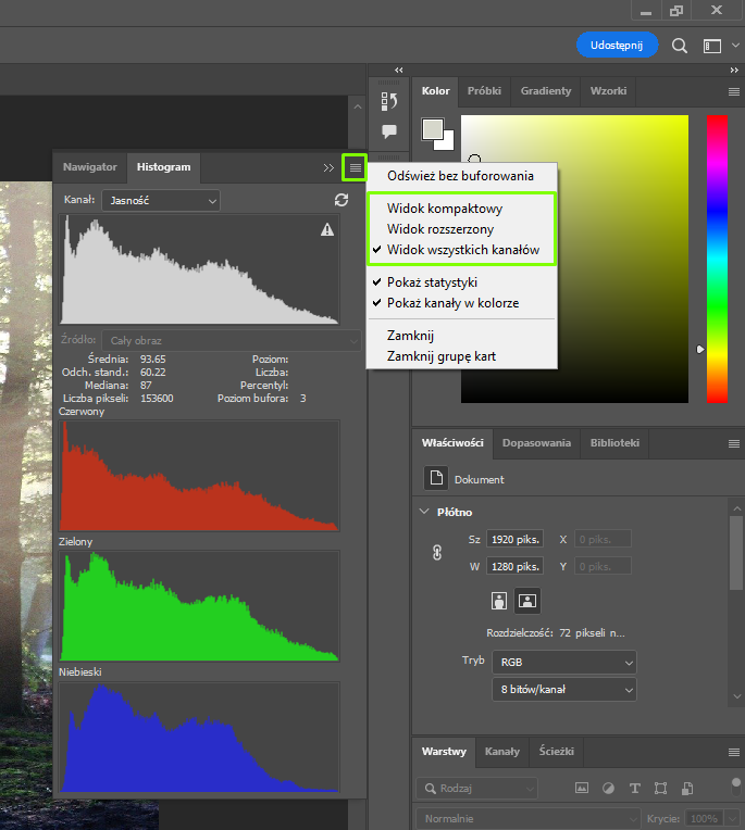 Ilustracja przedstawia otwarte narzędzie dotyczące histogramów. Tam cztery histogramy jeden pod drugim. Pierwszy jest szary, kolejne: czerwony, zielony, niebieski. W menu histogramów zieloną ramką otoczono: Widok kompaktowy, Widok rozszerzony, Widok wszystkich kanałów. Zaznaczono: Widok wszystkich kanałów. Poza zieloną ramką zaznaczono opcje: Pokaż statystyki, Pokaż kanały w kolorze. Obok jest panel dotyczący Koloru i Właściwości.     