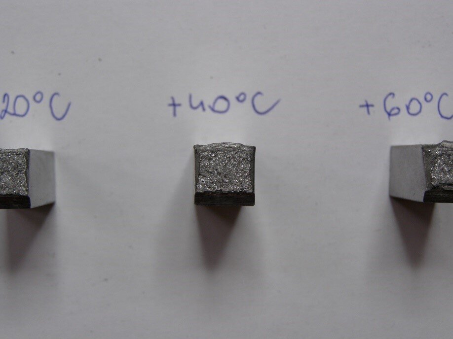 Przełom próbki udarnościowej badanej w temperaturze +40°C