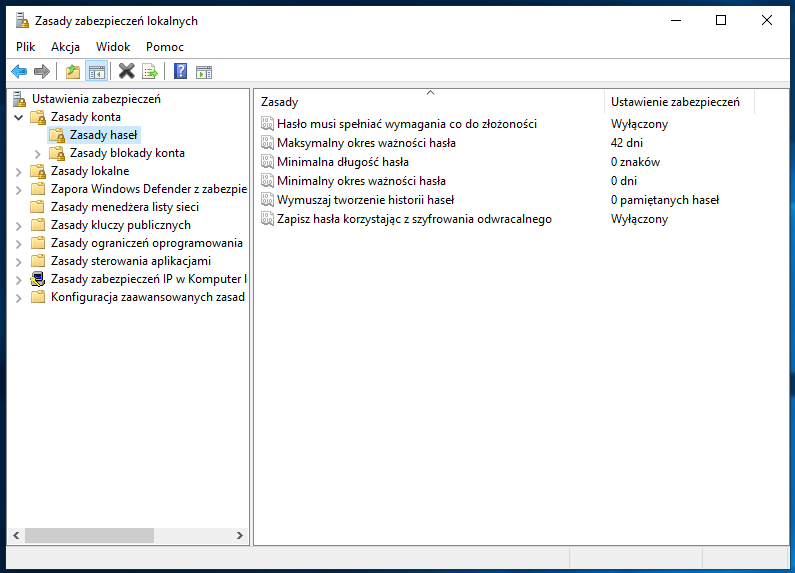 Zrzut ekranu przedstawia aplikacje Zasady zabezpieczeń lokalnych.  W lewym menu wybrano Zasady konta a następnie Zasady haseł.  Po prawej stronie znajduje się lista zasad.  Hasło musi spełniać wymaganie co do złożoności wyłączony,  Maksymalny okres ważności hasła 42 dni,  Minimalna długość hasła 0 znaków,  Minimalny okres ważności hasła 0 dni,  Wymuszaj tworzenie historii haseł 0 pamiętanych haseł, Zapisz hasła korzystając z szyfrowania odwracalnego Wyłączony.