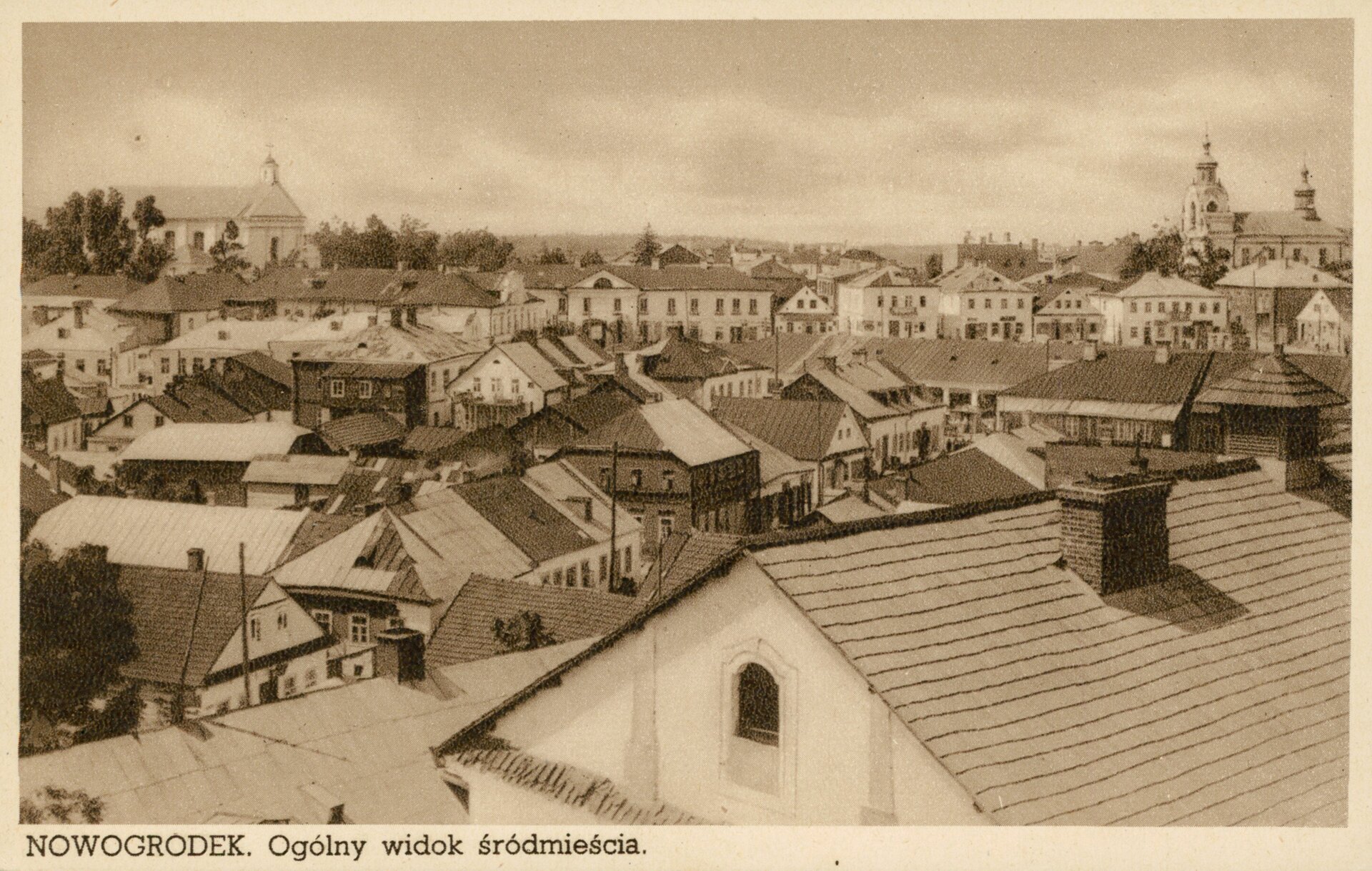 Nowogródek. Ogólny widok śródmieścia Nowogródek. Ogólny widok śródmieścia Źródło: 1918–1939, pocztówka, domena publiczna.
