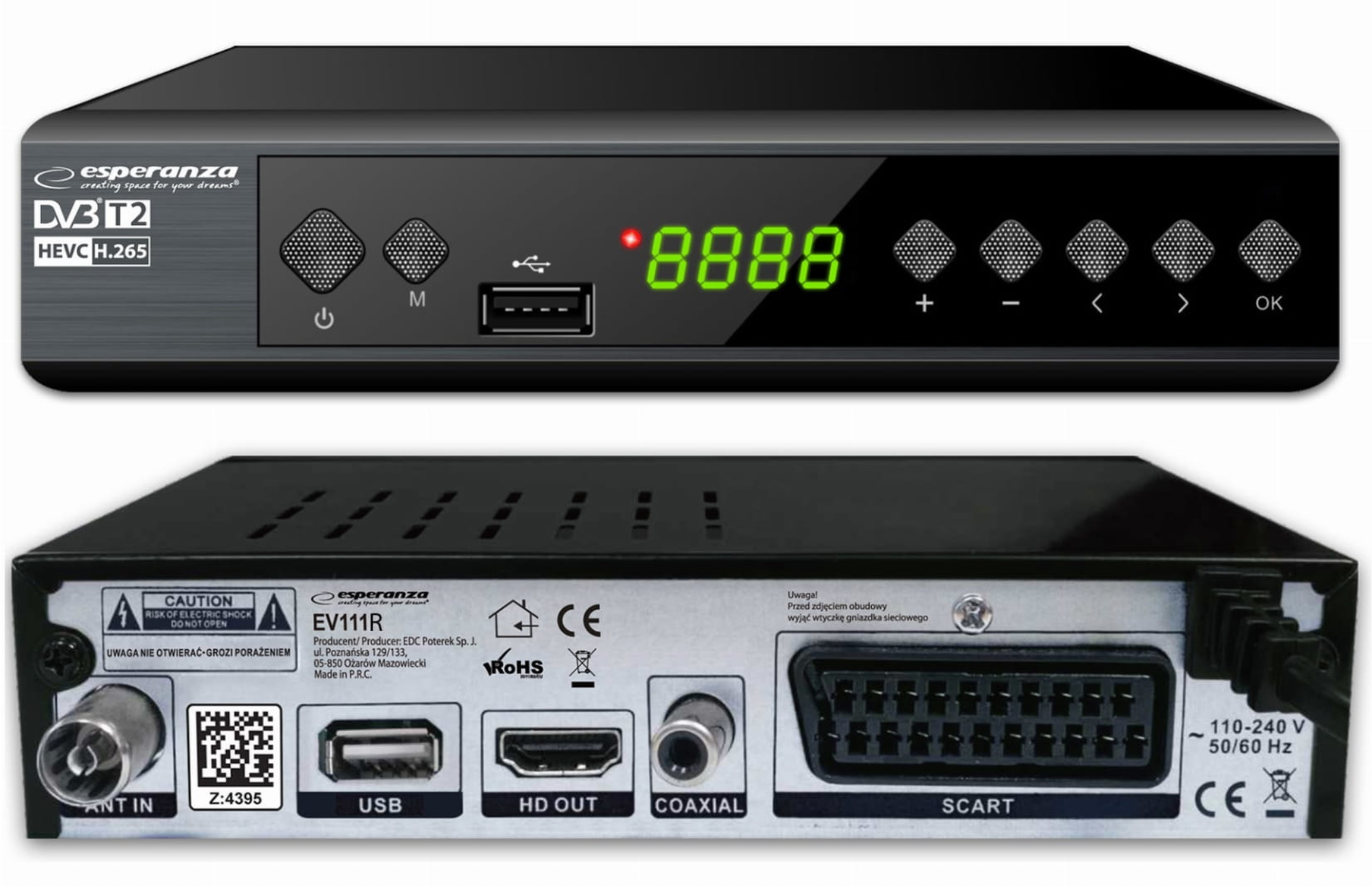 Grafika przedstawia urządzenie Tuner DVB T2, które składa się z prostopadłościennej obudowy z logo producenta i symbolami urządzenia umieszczonymi na przedniej ścianie. Tutaj znajduje się także włącznik zasilania, wyświetlacz LED i przyciski oznaczone jako plus i minus, pozwalające na regulację głośności, oraz przyciski ze strzałkami lewo i prawo, służące do zmiany kanałów. Przycisk OK służy do zatwierdzania wyboru. Na tylnej ścianie urządzenia znajdują się różne porty i gniazda, takie jak okrągłe wejście antenowe, port USB, który umożliwia podłączenie przenośnych nośników danych, oraz porty HDMI, CO AXIAL i SCART, pozwalające na podłączenie telewizora i przesyłanie sygnału w jakości HD. Widoczne są także symbole ostrzegawcze i kod kreskowy.