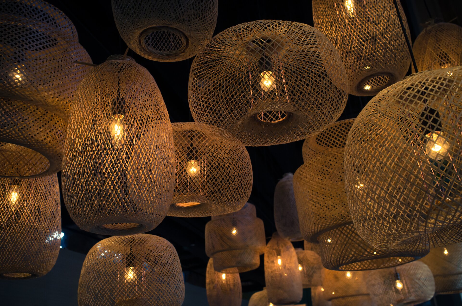 Zdjęcie wiklinowych lamp sufitowych o różnych kształtach: owalnych okrągłych, podłużnych, eliptycznych.