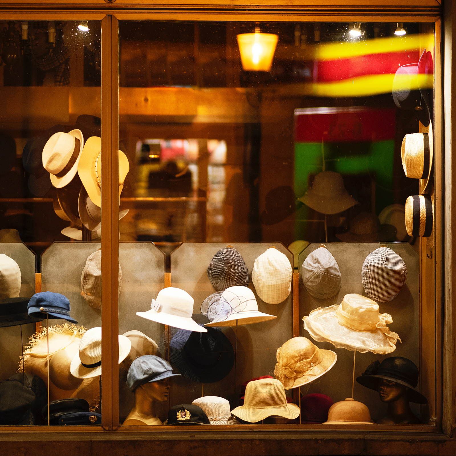 Zdjęcie przedstawia witrynę sklepu z kapeluszami. 