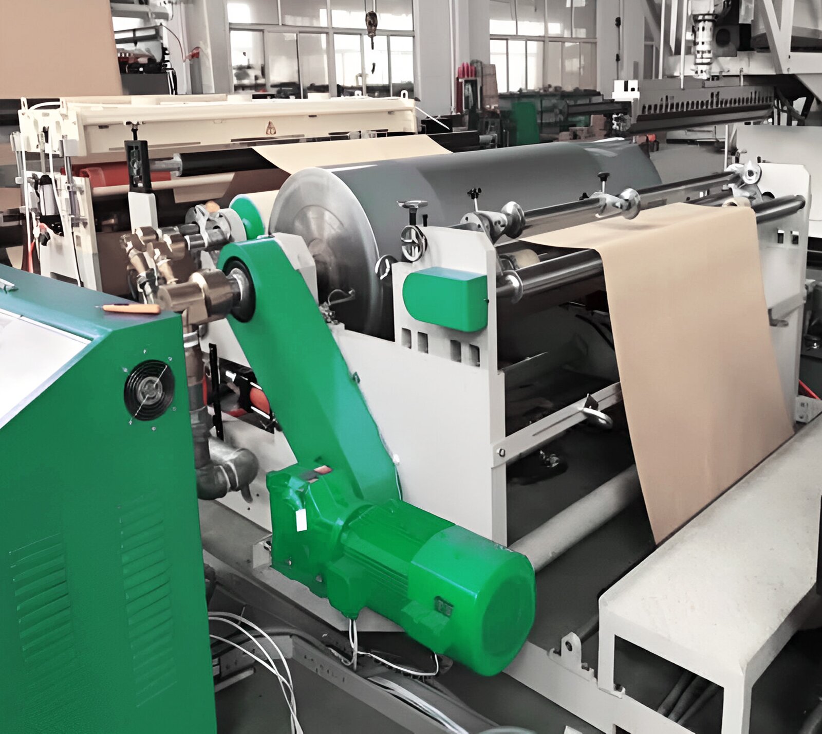 Na grafice przedstawiona jest powlekarka z walcami nanoszącymi. Zanim mieszanka powlekająca trafi na wstęgę papieru w urządzeniu powlekającym, musi zostać odpowiednio przygotowana. Stężenie mieszanki, jej temperatura, rozdrobnienie pigmentów, to parametry, które wpływają na jakość uzyskanego z niej przetworu papierniczego.