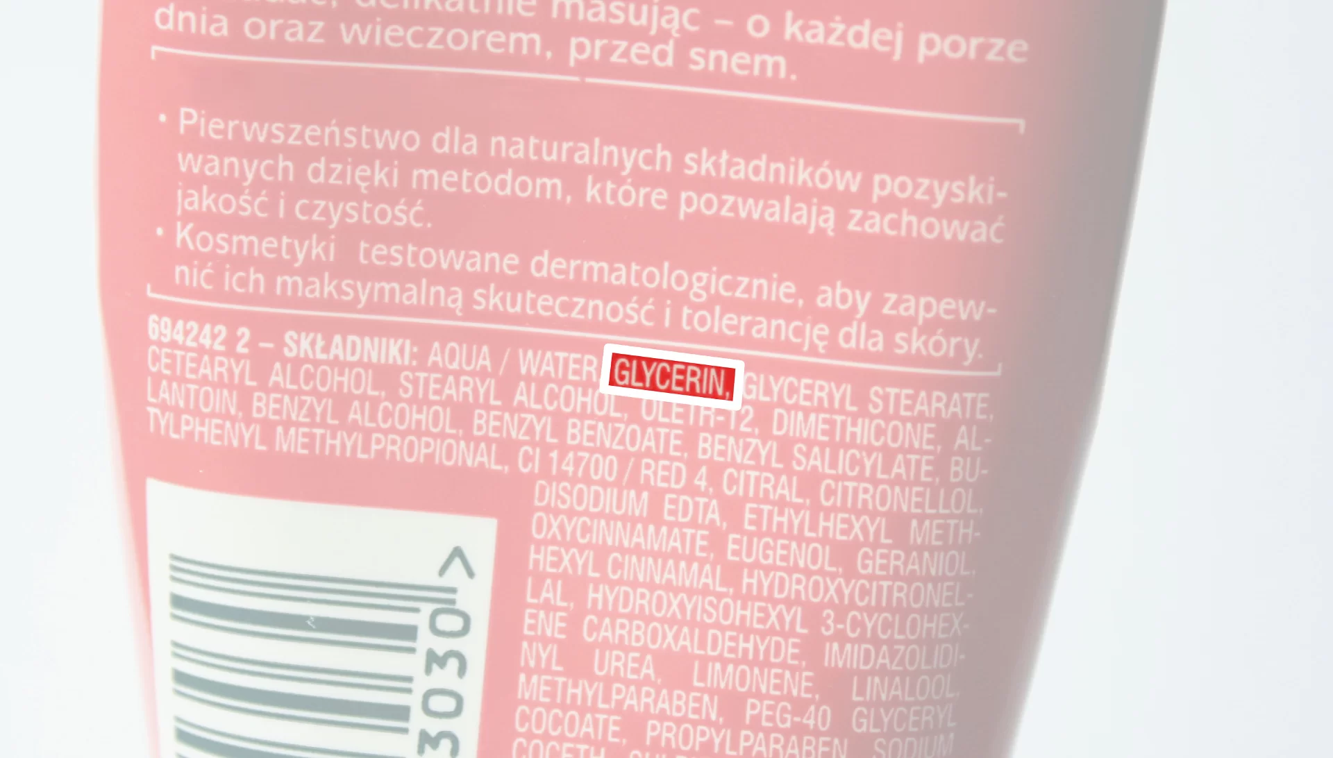 Grafika przedstawia zdjęcie, na którym znajduje się różowe opakowanie kremu, w skład którego wchodzi glicerol.