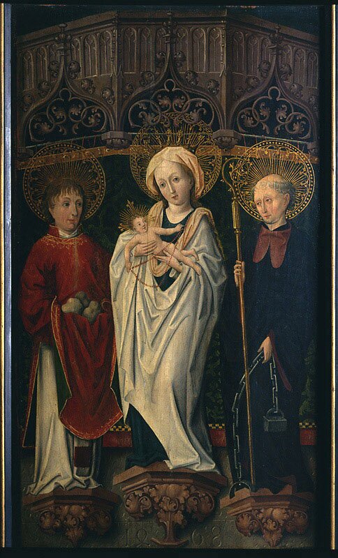 Obraz przedstawia trzy postacie. W środku stoi Matka Boska w powłóczystej szacie i chuście na głowie. Na rękach trzyma nagie niemowlę, Jezusa Chrystusa, który w dłoniach ma różaniec. Po bokach Matki Boskiej stoją dwaj starsi mężczyźni w szatach duchownych. Mężczyzna po prawej stronie trzyma w dłoni pastorał biskupi, a w drugiej dłoni łańcuch z odważnikiem. Mężczyzna po lewej stronie trzyma w ornacie kilka kamieni. Wszystkie postacie mają nad głowami złociste aureole.