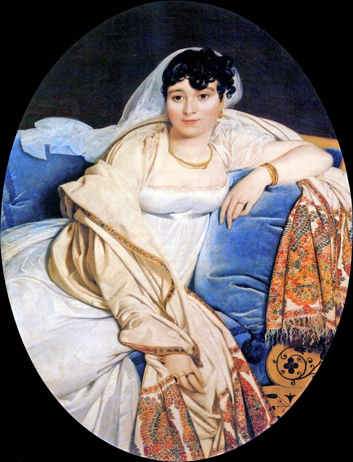 Ilustracja przedstawia obraz Auguste Ingres, „Portret pani Rivière”. Młoda kobieta siedzi na wyścielonym niebieskim pluszem fotelu. Ma czarne kręcone włosy, upięte do góry, lekko się uśmiecha. Na włosach ma upięty biały długi welon. Ubrana jest w białą długą suknię i zarzucony na ramiona biały szal z kolorowym haftem.