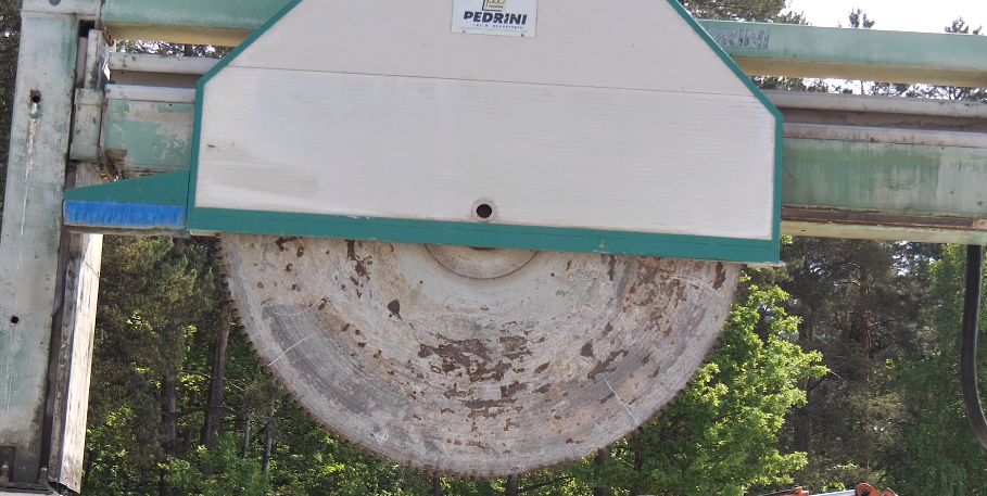 Zdjęcie przecinarki jednotarczowej. Duża tarcza tnąca umieszczona jest na poziomym moście.