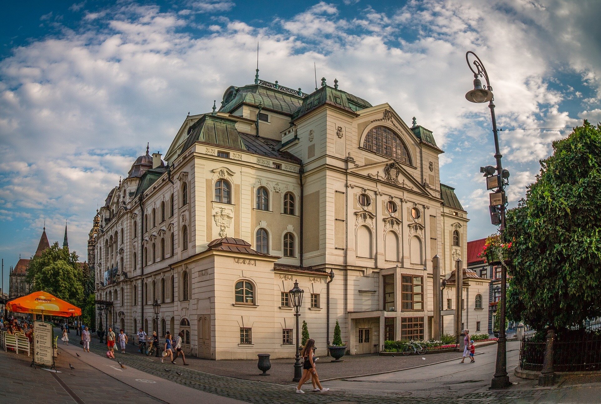 Zdjęcie przedstawia budynek teatru. Budynek ma cztery kondygnacje, liczne okna. 