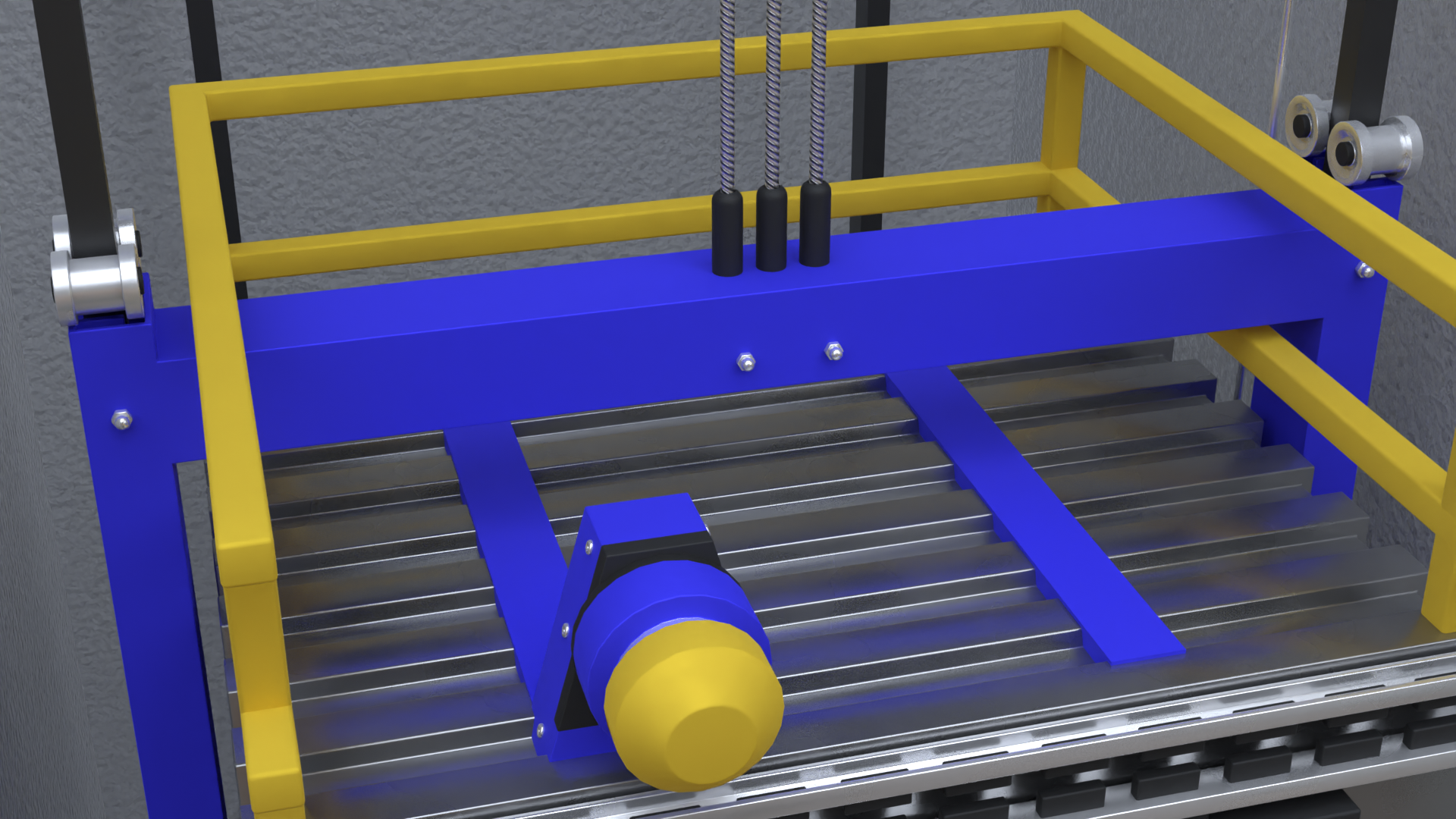 Grafika przestawia fragment kabiny w dźwigu osobowym. Przyłączone są do niej od góry trzy stalowe linki. Widoczne są również prowadnice, po których porusza się dźwig. Na prowadnicach znajdują się po dwa elementy w kształcie rolek.