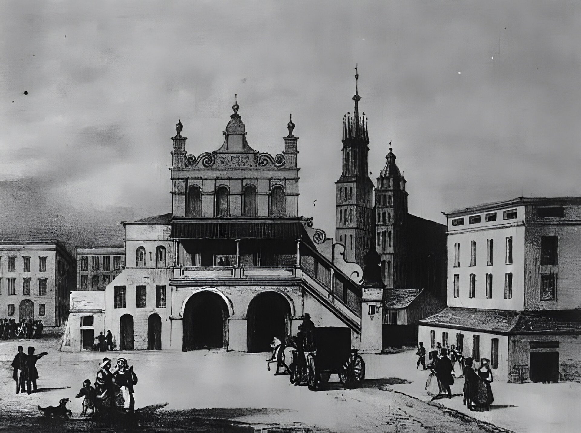 Ilustracja przedstawia ścianę boczną Sukiennic na rynku w Krakowie, z renesansowymi arkadami i attyką na szczycie budynku. W części parterowej widoczne dwa portale o łukach pełnych, prowadzące do korytarzy wewnątrz Sukiennic. Po prawej stronie prostokątny budynek dwupoziomowy, z dachem nad częścią parterową, w którym znajdowała się wielka waga. W tle widoczne dwie wieże Kościoła Mariackiego. W centralnej części ilustracji, na rynku, powóz konny oraz grupy przechodniów.