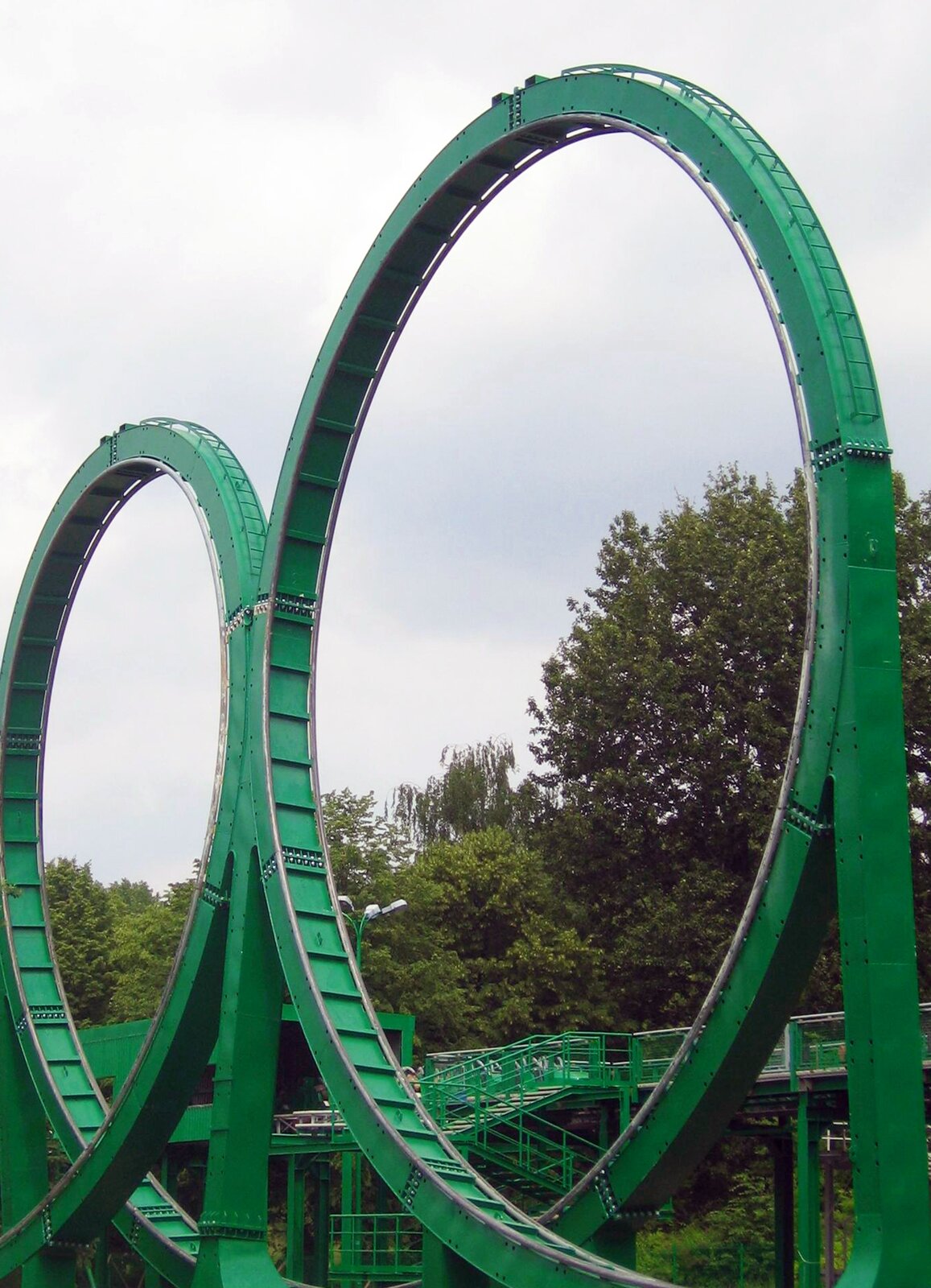 Rys. 2. Zdjęcie poglądowe przedstawia diabelską pętlę. Diabelska pętla – kolejka górska francuskiej firmy Soquet położona w parku Legendia w Chorzowie przeniesiona w 2007 roku z parku American Park of Adventure w Wielkiej Brytanii. Jest pierwszym roller coasterem w Polsce posiadającym inwersje.