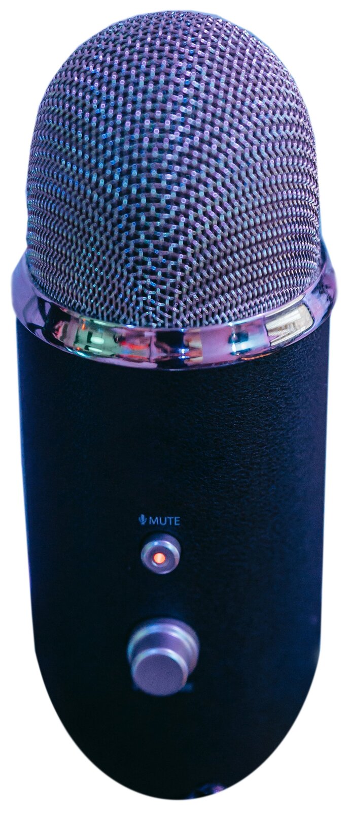 Na zdjęciu widoczny jest mikrofon subbasowy, ustawiony w pionie. W górnej części widoczna jest srebrno‑szara kulista membrana, wykonana z plecionki cienkich drucików, poniżej której znajduje się dookolny szaro‑metaliczny pasek. Do membrany przyłączona jest pionowa cewka o walcowatym kształcie, w czarnej obudowie, zakończona kuliście, służąca jako rękojeść. W jej dolnej części widoczne są, od góry, symbol mikrofonu i napis MUTE, okrągłe, szare pokrętło z pomarańczowym kółkiem w środku, oraz duże okrągłe szare pokrętło.
