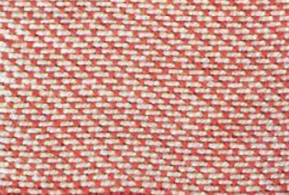 Na zdjęciu widoczny fragment tkaniny biało‑pomarańczowej w powiększeniu, której nitki przeplatają się ze sobą w taki sposób, że tworzą drobny wzór. Nagranie tożsame z treścią.
