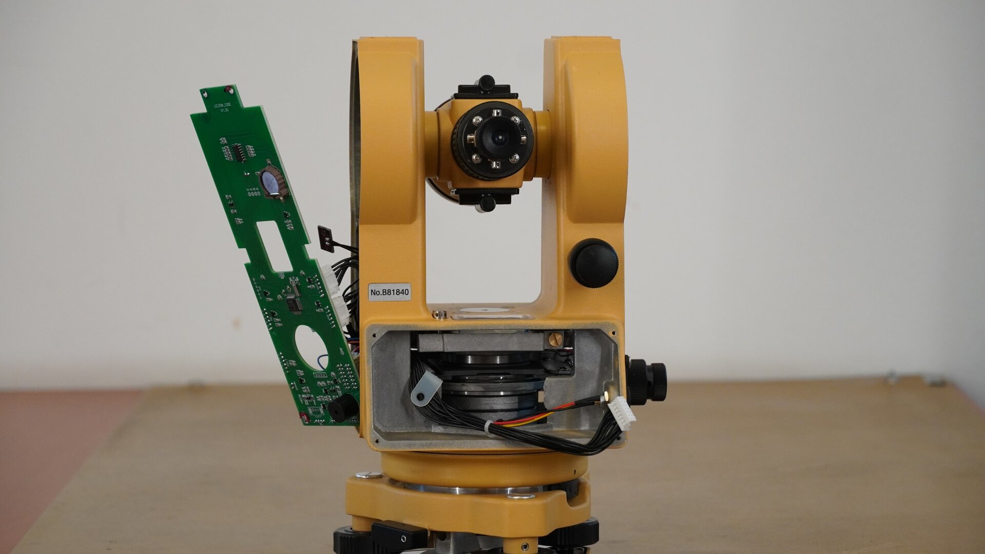 Na zdjęciu przedstawiono widok teodolitu od strony okularu. Z urządzenia zdemontowano boczną osłonę oraz znajdujący się pod okularem wyświetlacz. 