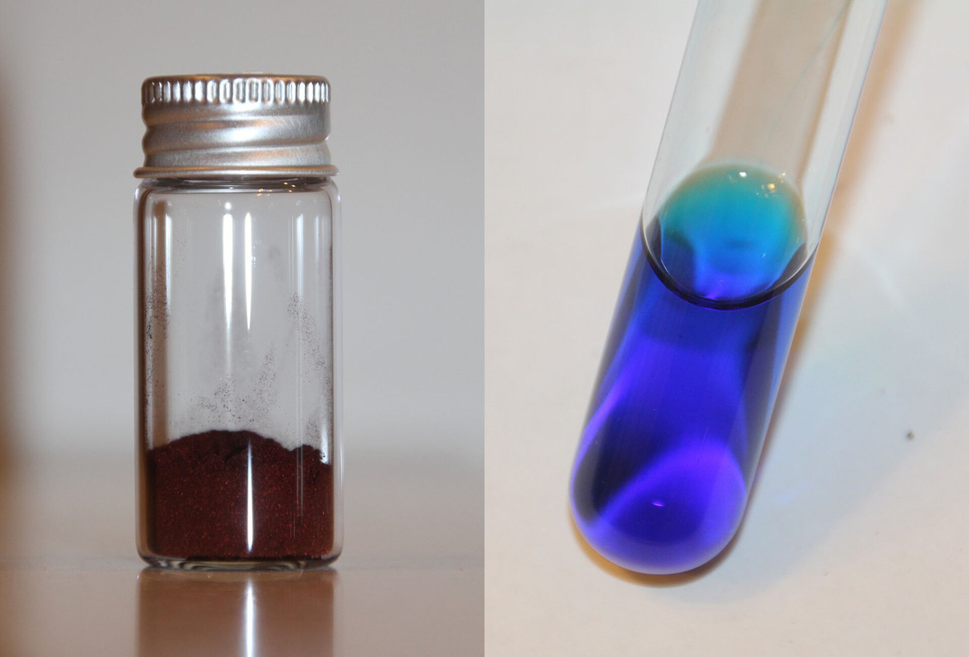 Na zdjęciu w zamkniętej małej butelce znajduje się brązowy proszek. Obok w probówce jest niebieski roztwór.