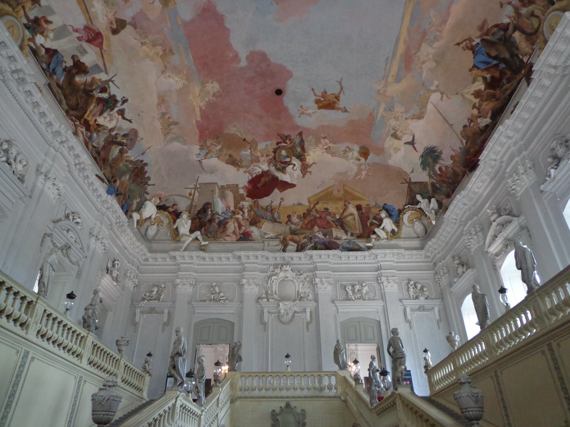 Ilustracja przedstawia główną klatkę schodową we wnętrzu rezydencji w Würzburgu, której projektantem był Balthasar Neumann. Schody umieszczone są po obu stronach sali. Ściany są bogato zdobione białymi, stiukowymi dekoracjami. Nad schodami znajduje się największe na świecie malowidło plafonowe, fresk „Alegoria planet i kontynentów", autorstwa włoskiego malarza Giovanniego Battisty Tiepolo.