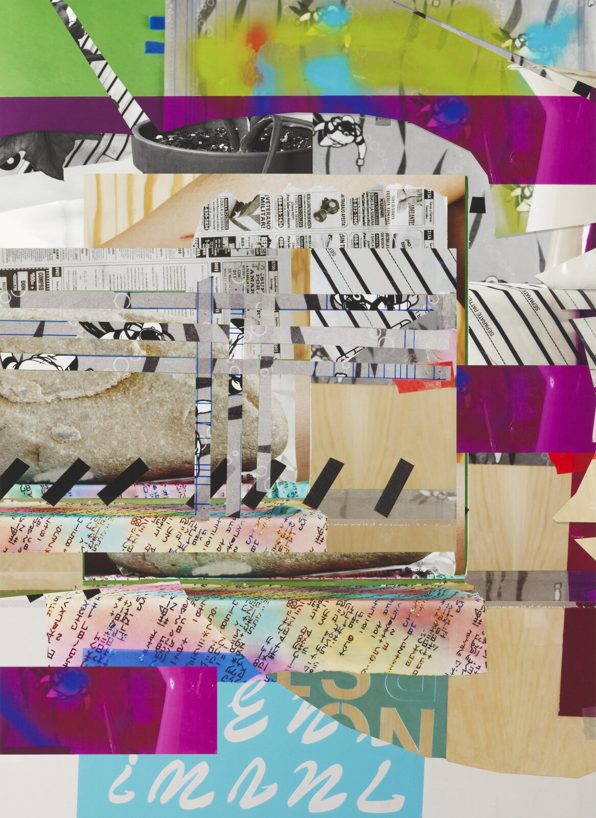 Prostokątny kolaż na którym znajdują się fragmenty wycinków z gazet, kolorowe kartki oraz różnorakie struktury. W centrum kolażu ułożono cienkie, podłużne wycinki biało‑czarnych gazet, umieszczone obok faktury jasnego drewna, a także fotografii przedstawiającej strukturę skalną. Elementy połączone są fragmentami przypominającymi kawałki czarnej taśmy. U góry umieszczono zieloną oraz fioletową kartkę, a fioletowy kolor staje się półprzezroczysty i nachodzi na szare oraz zielone elementy. U dołu kolażu znajduje się biały napis na niebieskim tle.