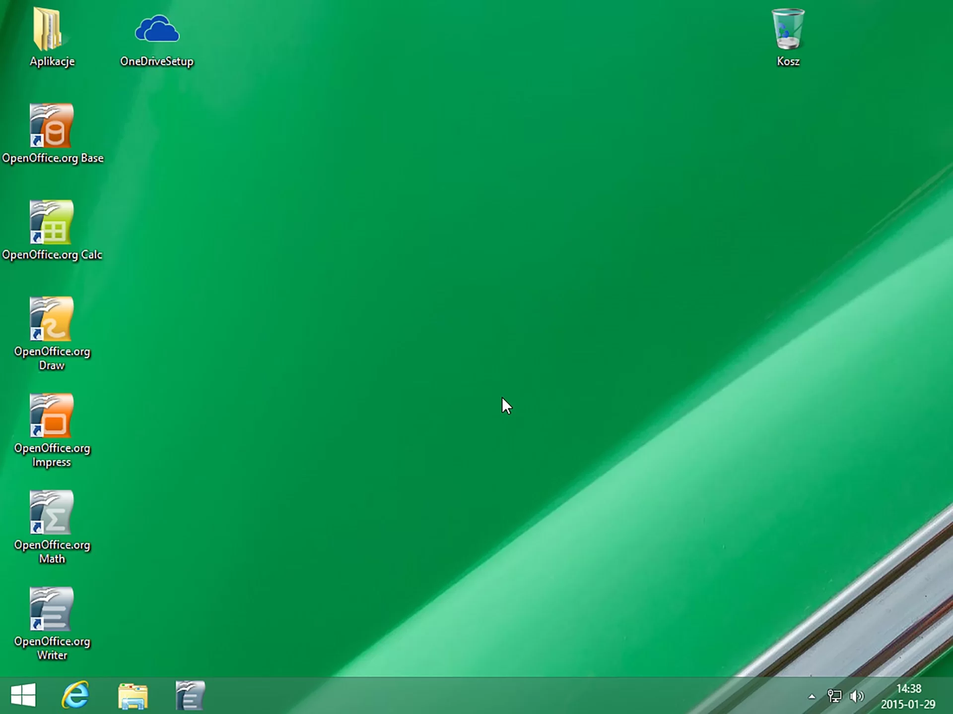 Na zdjęciu przedstawiono zrzut pulpitu dla systemu Windows <math aria‑label='osiem kropka jeden'>8.1. Na zdjęciu widać zieloną tapetę. Na tapecie, po lewej stronie znajdują się w dwóch rzędach ikony podpisane jako: aplikacje, Open Office org Base, Open Office org Calc,Open Office org Draw, Open Office org Impress, Open Office org Math, Open Office org Writer, Open Drive Setup. W prawym górnym rogu pulpit znajduje się ikona podpisana jako kosz.Poniżej tapety znajduje się pasek narzędzi. Po lewej stronie paska znajduje się ikony: logo Windows w wersji białej, literka: e z orbitą, żółty folder na dokumenty, szara teczka. Z prawej strony znajdują się ikony: biały trójkąt po rozwinięciu którego pojawiają się dodatkowe opcje, ekran z kablem LAN, głośnik, godzina i data przykładowo czternasta trzydzieści siedem, dwutysięczny piętnasty styczeń dwudziesty dziewiąty.