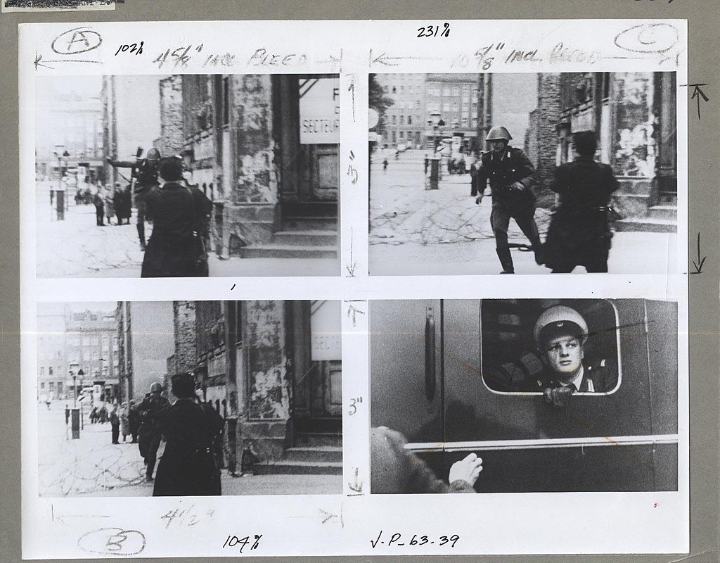 Ilustracja przedstawia cztery archiwalne zdjęcia w kolorze czarno‑białym.Na dwóch pierwszych zdjęciach widzimy ulicę, po której biegnie żołnierz. Przed nim stoi mężczyzna w czarnym płaszczu, a w tle znajduje się grupa czterech osób stojących w kręgu. Na trzecim zdjęciu żołnierz biegnie, mijając stojącego mężczyznę. Czwarte zdjęcie przedstawia kadr z okna pociągu. W oknie widoczny jest młody mężczyzna w mundurze i czapce.