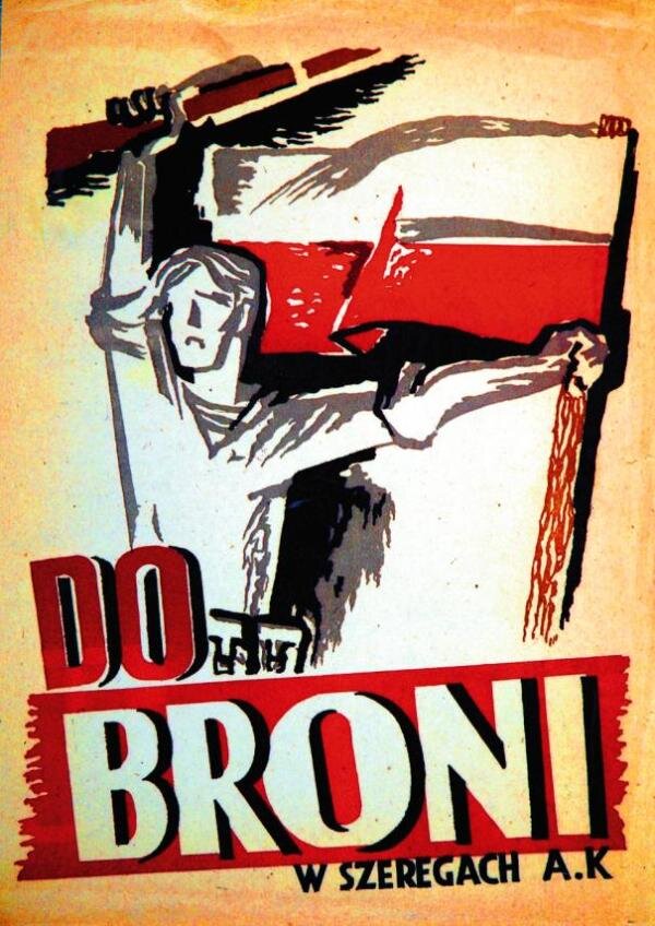 Ilustracja przedstawia plakat. Na środku mężczyzna trzyma w lewej ręce uniesioną broń, a w prawej ręce trzyma polską flagę. Na dole plakatu jest napis: Do broni w szeregach AK.