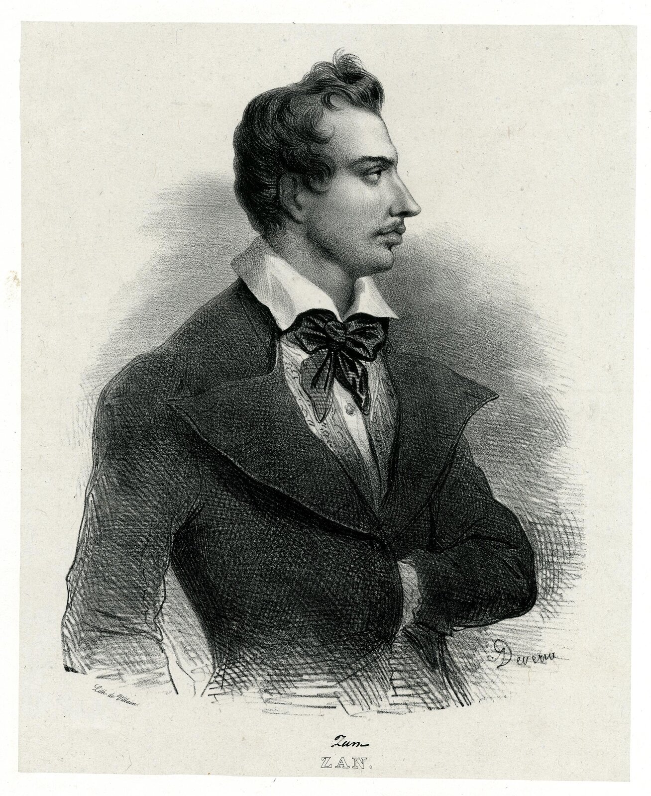 Ilustracja przedstawia młodego mężczyznę. Ukazany jest z prawego profilu. Ma krótkie, lekko falowane, zaczesane do góry włosy, które ukazują wysokie czoło, szczupłą twarz, wyraziste oczy, wąski, długi nos i krótki wąsik. Ubrany jest w marynarkę z dużymi, rozłożystymi klapami, kamizelkę, białą koszulę z wykładanym kołnierzykiem, a pod szyją ma zawiązaną apaszkę. Lewą rękę ma schowaną za poły marynarki.