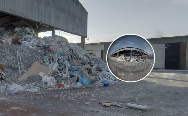 Grafika przedstawia ekran wycieczki wirtualnej. Znajduje się tu kadr filmu przedstawiający składowisko odpadów. Na kadrze zaznaczony jest okręgiem widok interaktywnego hotspotu z innym ujęciem składowiska odpadów.