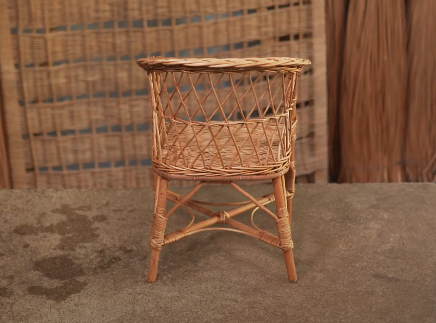 Zdjęcie przedstawia fotel, którego oparcie wykonane jest splotem kratowym. Opis splotu znajduje się w treści powyżej.
