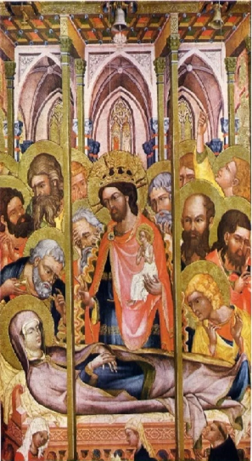 Ilustracja przedstawia obraz olejny „Zaśnięcie NMP”. Kompozycja ukazuje Marię leżącą na łożu śmierci, za którą stoi otoczony Apostołami Chrystus, trzymający ducha Matki Bożej na rękach. Madonna ubrana jest w niebieską suknię. Jej postać wraz z głową okrywa jasno‑różowy płaszcz. Oczy ma zamknięte, złożone ręce spoczywają na brzuchu. Stojący nad nią Jezus w złotej koronie i niebieskich szatach z zarzuconym na ramiona czerwonym płaszczem pochyla się nad leżącą Matką. Prawa ręka uniesiona jest w geście błogosławieństwa. Na lewej trzyma ubraną w białą suknię, maleńką postać kobiety w koronie. Otaczający ich Apostołowie uchwyceni zostali w dynamicznych pozach, ukazujących ich smutek i zatroskanie. Cała scena przedstawiona została w bogato zdobionym, gotyckim wnętrzu. W tle znajdują się trzy ostrołukowe okna z witrażami. Sufit zdobiony jest sklepieniem kasetonowym. Również łoże jest bogato rzeźbione. U dołu kompozycji znajdują się trzy, wyraźnie mniejsze postacie osób doczesnych; dwie kobiety oraz mnich. Głowy Świętych okalają złote aureole. Kompozycja utrzymana jest w wąskiej, ciepłej gamie barw z dominantą czerwieni i złota. Dzieło zostało wykonane techniką temperową na desce dębowej.