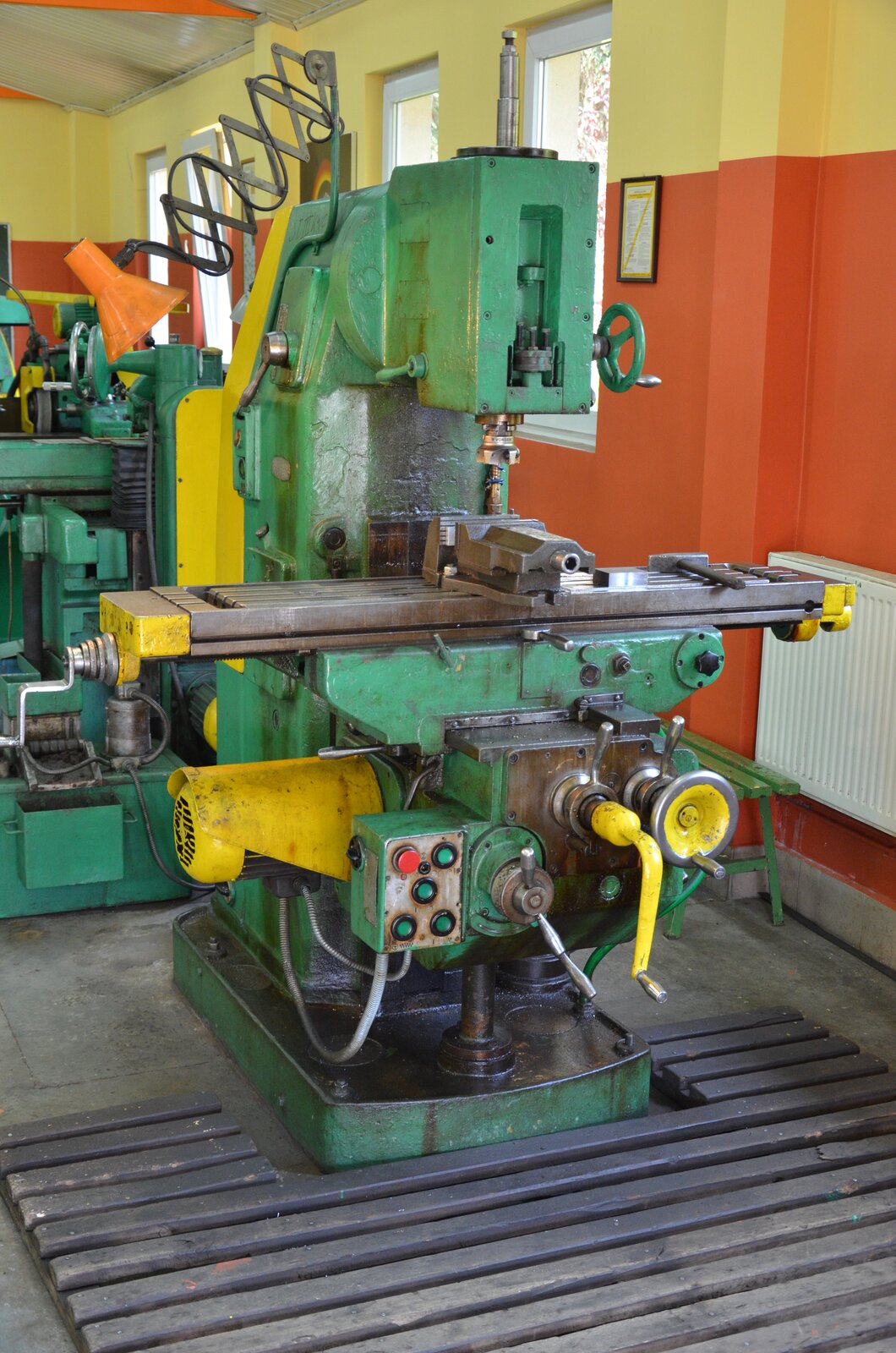 Na grafice przedstawiono sporych rozmiarów maszynę nazywaną frezarką. Typowa frezarka CNC składa z następujących elementów:
Silnik krokowy osi Z — Silnik podnoszący i opuszczający narzędzie (frez) obrabiające w górę i w dół.
Frez — Ostrze obrabiające materiał.
Wrzeciono - element w kształcie wału z łożyskami, który obraca się z dużą prędkością i montuje się do niego narzędzie - frez
Prowadnica osi X — Prowadnica umożliwiająca poruszanie frezem w płaszczyźnie lewo – prawo (patrząc od frontu maszyny).
Prowadnica osi Y — Prowadnica, na której znajduje się prowadnica przesuwająca frez w płaszczyźnie osi X. Prowadnica osi Y przesuwa prowadnicą osi X do przodu i do tyłu.
Peszel — Plastikowa osłona kabli zasilających silniki krokowe poruszające frezem w płaszczyźnie osi X i Y, a także kabli służących do przesyłu danych do tych silników. 
Ściski — Przedmiot obrabiany przez frezarką CNC należy przykręcić, ponieważ nieprzykręcony przedmiot będzie się przesuwał i poruszał.
Przestrzeń robocza - stół roboczy  — Tutaj umieszcza się obrabiany materiał, mają przeróżne rozmiary w zależności od konkretnej frezarki.
Stacja sterująca maszyną — Komputer z oprogramowaniem sterującym pracą frezarki CNC + Sterownik frezarki.