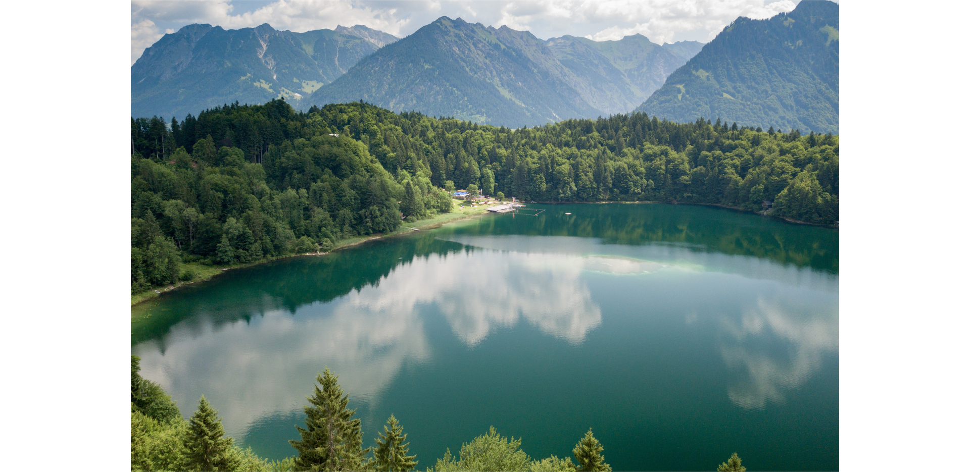 Zdjęcie przedstawia jezioro.