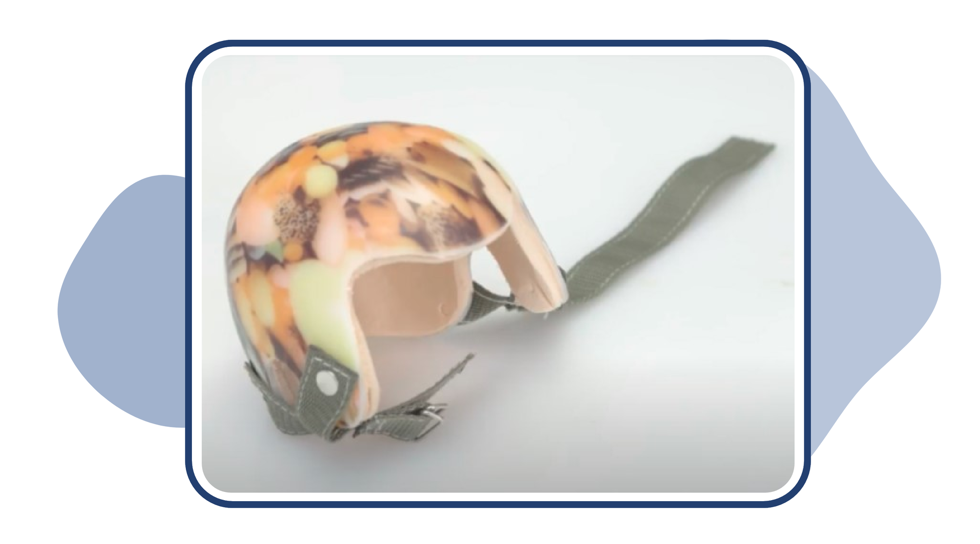 Zdjęcie przedstawia kask z profilowanym przodem i zapinanym pod brodą paskiem. 